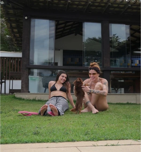 Thaís Vasconcellos com Júlia, sua enteada por Reprodução/ Instagram