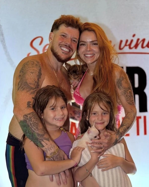 Thaís Vasconcellos e Ferrugem com filhas, Sofia e Aurora por Reprodução/ Instagram