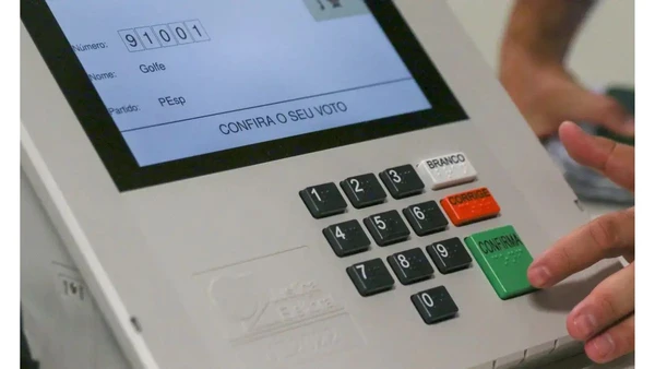 O MOMENTO DA VERDADE: Logo após o encerramento da votação, a urna eletrônica processa os dados e imprime o Boletim de Urna (BU), tornando o resultado daquela seção público e inviolável antes mesmo de qualquer transmissão digital por José Cruz, Agência Brasil