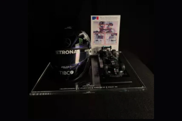 Viseira original de Lewis Hamilton e miniatura Almagan 1:18 por Reprodução