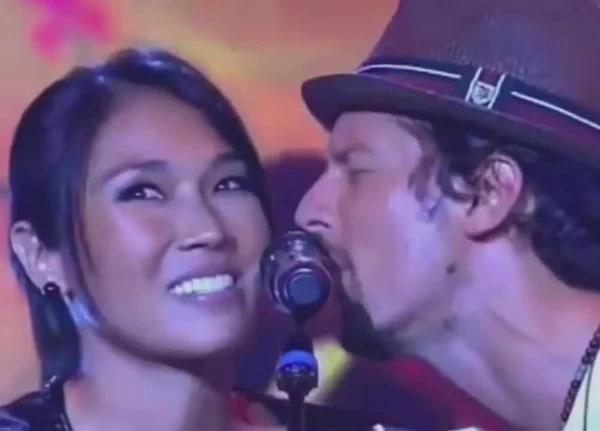 Jason Mraz já namorou Danni Suzuki por Reprodução/TV Globo