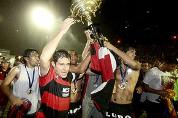 2009: Vitória campeão após vencer a ida em Pituaçu por 2x1 e empatar a volta no Barradão por 2x2 por Reprodução
