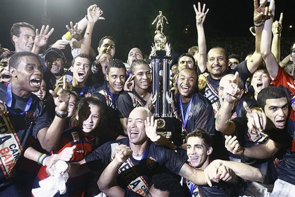 2010: Vitória campeão após vencer a ida em Pituaçu por 1x0 e perder a volta no Barradão por 2x1 por Reprodução