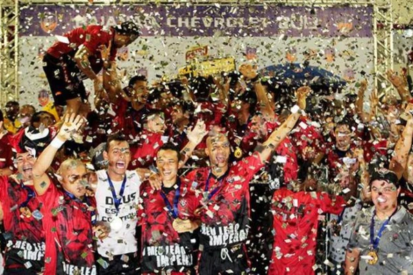 2013: Vitória campeão após vencer a ida na Arena Fonte Nova por 7x3 e empatar a volta no Barradão por 1x1 por Reprodução