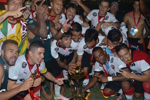 2016: Vitória campeão após vencer a ida no Barradão por 2x0 e perder a volta na Fonte Nova por 1x0 na. por Reprodução