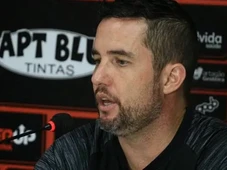 Imagem - Ex-treinador do Vitória se junta a grupo de brasileiros e relata fuga do Irã