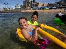 Imagem - Inclusão e lazer: ParaPraia se despede da temporada 2026 com banho assistido na Praia da Preguiça