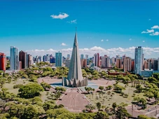 Imagem - A cidade que surgiu de uma música e hoje tem 400 mil árvores e a catedral que parece uma nave espacial