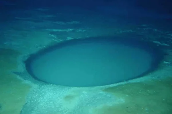 Esse sal acumulado tem origem pré-histórica, vindo de grandes massas de água que evaporaram há milhões de anos por Reprodução