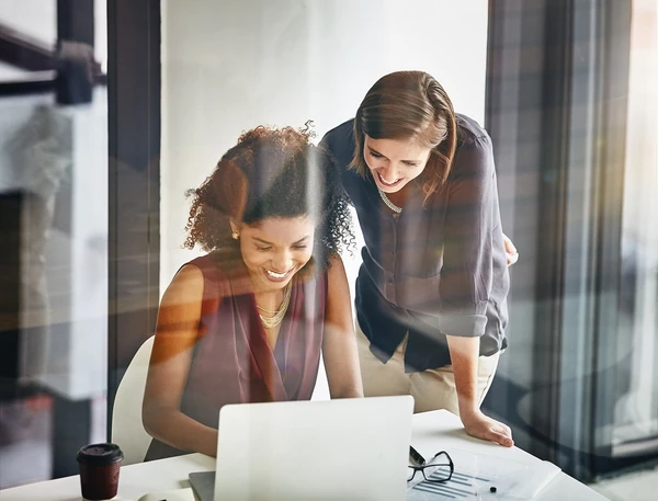 Além da análise técnica, empresas adotam verificação estruturada de comportamento para reduzir riscos de violência de gênero e toxicidade no ambiente de trabalho.