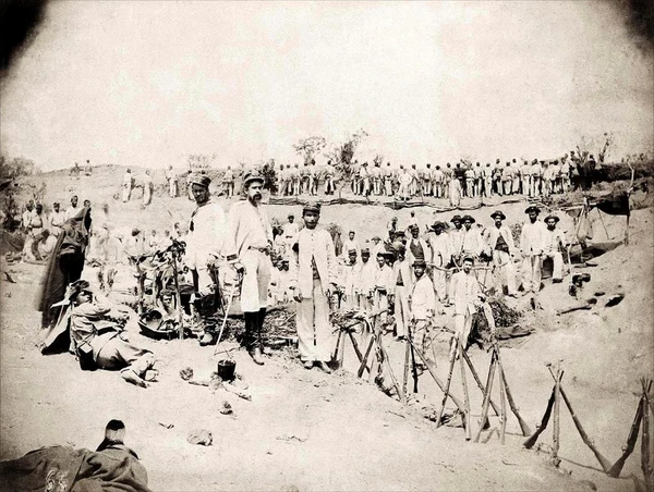 Batalhão que invadiu Canudos por Flávio de Barros / Acervo Museu da República