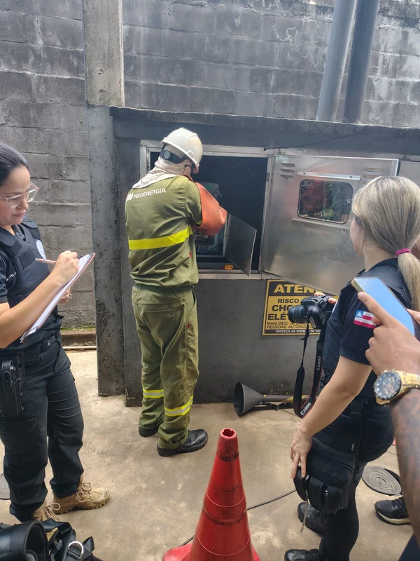 Fábrica em Salvador é flagrada furtando energia elétrica por Divulgação