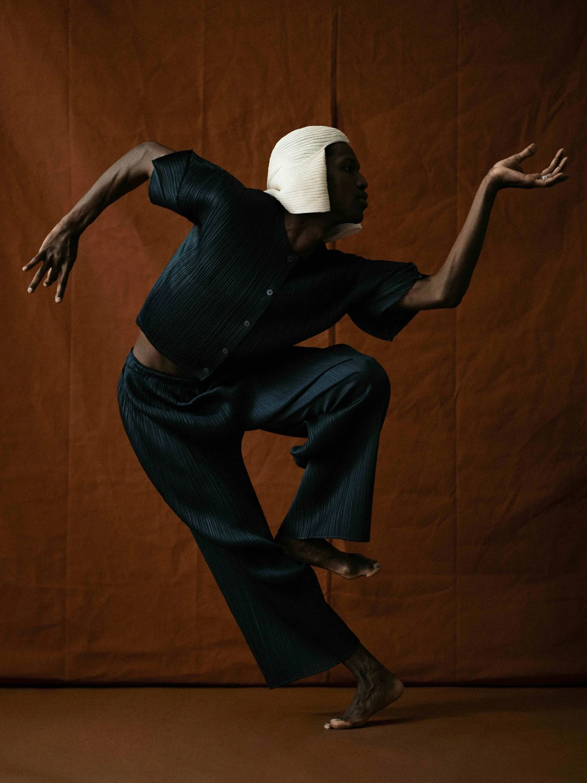 O bailarino Calvin Royal em pose dirigida por Dorsinville por Reprodução