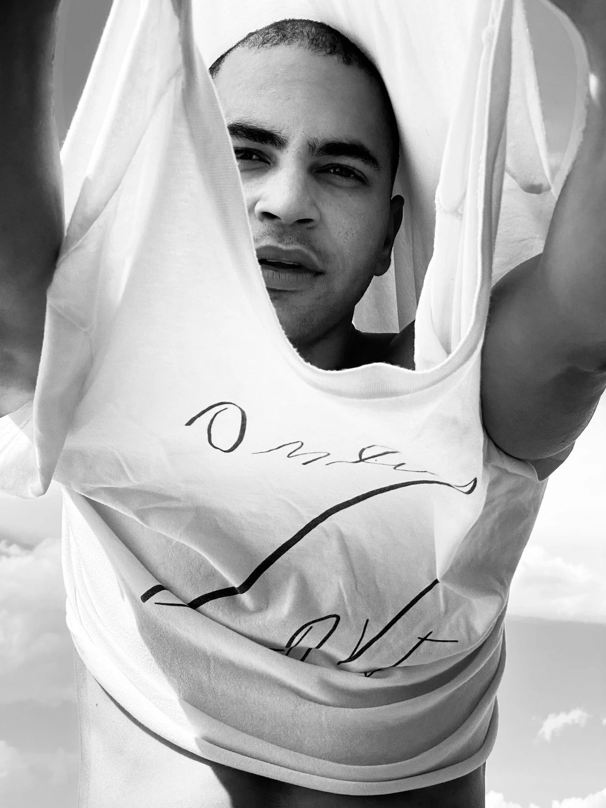 Jorge Dorsinville com a camiseta da Only Love por Reprodução