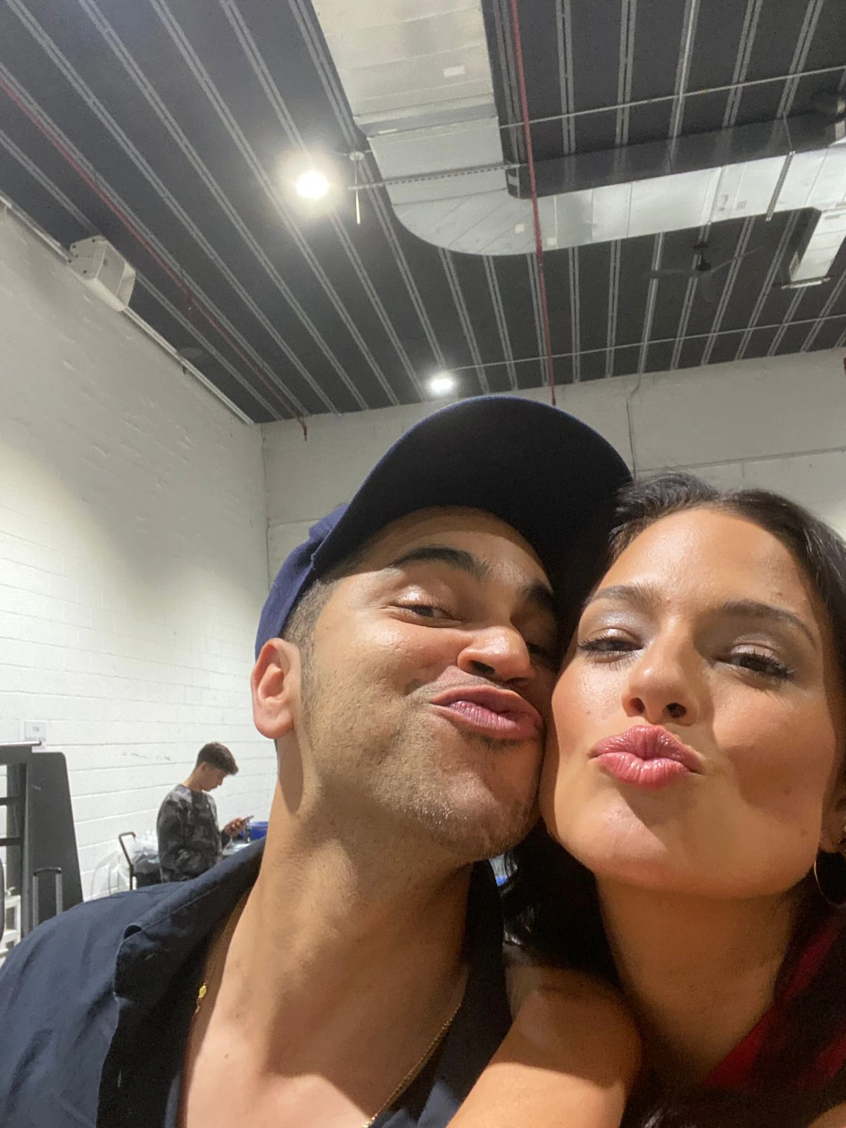 Jorge  Dorsinville com Ashley Graham na campanha da Revlon por Reprodução