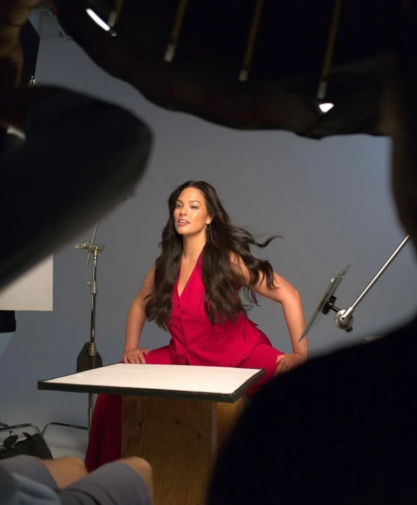 Ashley Graham na campanha da Revlon por Reprodução