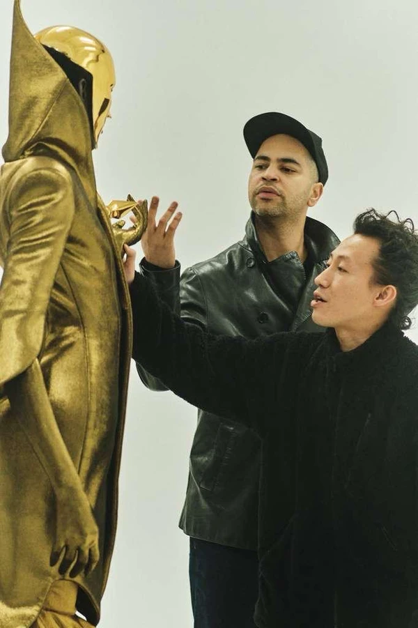 Jorge Dorsinville com o estilista Robert Wun: o baiano dirigiu o desfile na Fashion Week de Paris por Reprodução