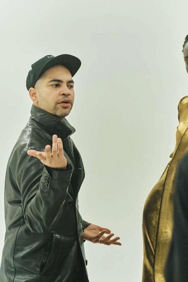 Jorge Dorsinville dirigiu o desfile do estilista Robert Wun na Fashion Week de Paris por Reprodução