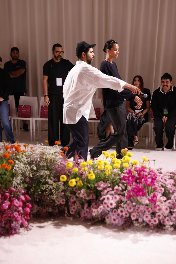 Jorge Dorsinville dirigindo o desfile da Pat BO na New York Fashion Week por Reprodução