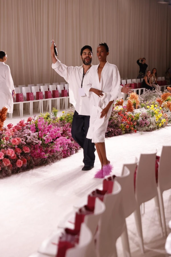 Jorge Dorsinville dirigindo o desfile da Pat BO na New York Fashion Week por Reprodução