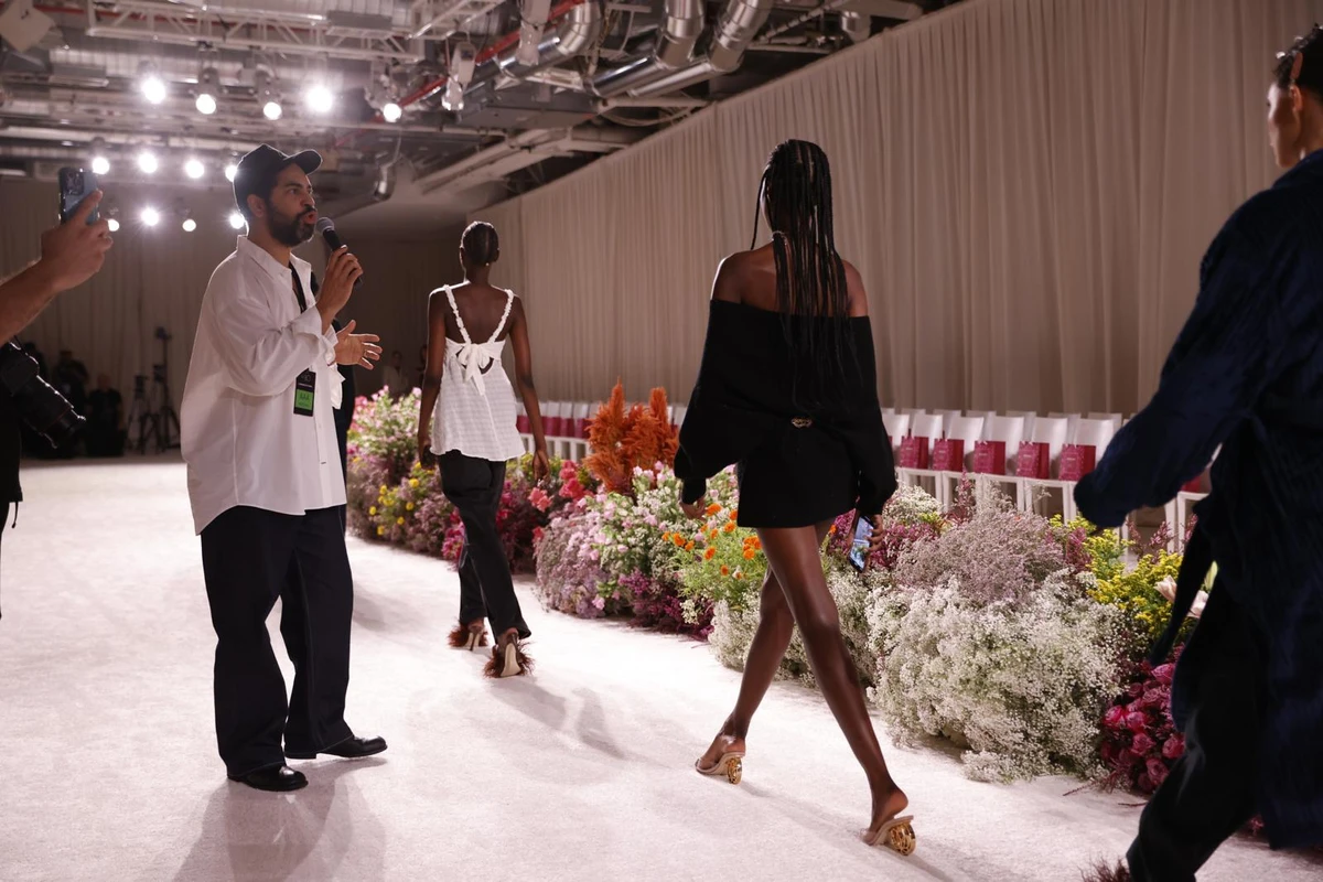 Jorge Dorsinville dirigindo o desfile da Pat BO na New York Fashion Week por Reprodução