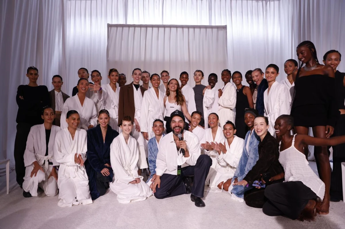 Jorge Dorsinville com as modelos no desfile da Pat BO na New York Fashion Week por Reprodução