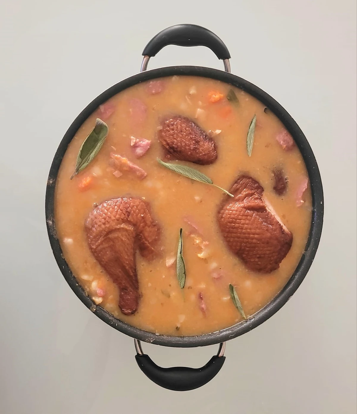 Meu cassoulet, por exemplo, troco fácil as carnes pela riqueza invisível do caldo