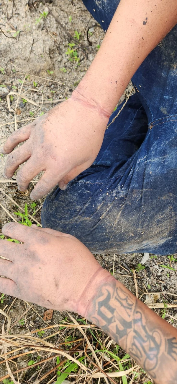 Motorista de aplicativo foi encontrado com as mãos amarradas e com sinais de agressão física por Reprodução