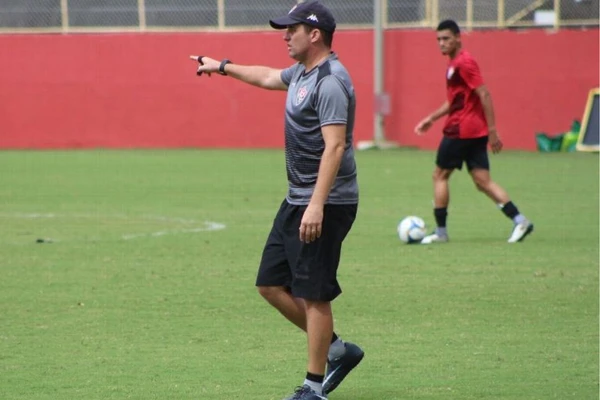 Osmar Loss no comando técnico do Vitória por Divulgação/ECV