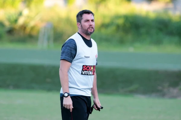 Osmar Loss no comando técnico do Vitória por Tiago Caldas/ECV