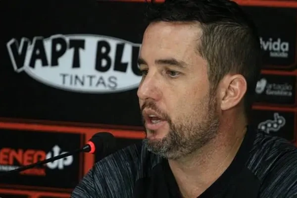 Osmar Loss no comando técnico do Vitória