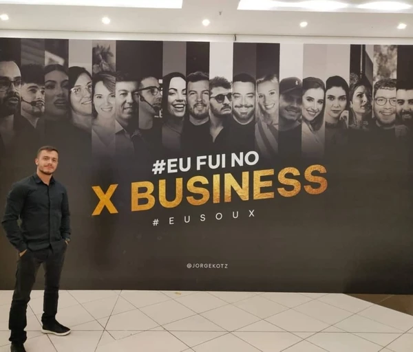 Personal trainer morre após ficar com 90% do corpo queimado em explosão de apartamento por Reprodução