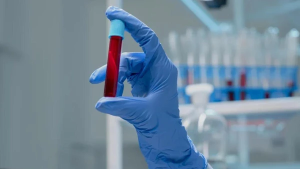 Pesquisa da Universidade Duke identificou seis moléculas no sangue que funcionam como um “termômetro” biológico do envelhecimento, ajudando a prever a saúde e a longevidade em idosos