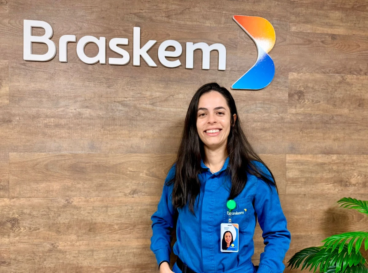 Gabriela Souza Araújo (foto de cima) foi contratada há oito meses como engenheira de manutenção da Braskem por Divulgação