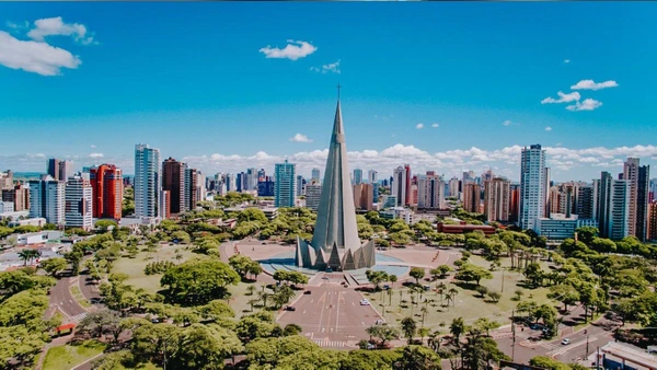 Planejada desde o início, Maringá reúne mais de 400 mil árvores e abriga a catedral mais alta da América Latina