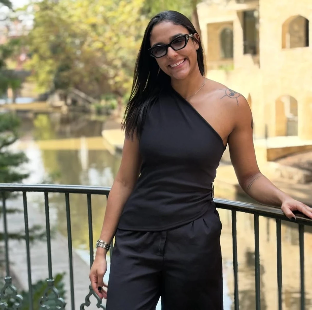 Alice Pereira É lutadora de MMA de Feira de Santana que entrou para a história em 13 de setembro de 2025 ao se tornar a mulher mais jovem a competir no UFC, aos 19 anos. Ela chegou ao maior evento de MMA do mundo com um cartel invicto e quatro nocautes, projetando o talento baiano no cenário global. por REPRODUÇÃO