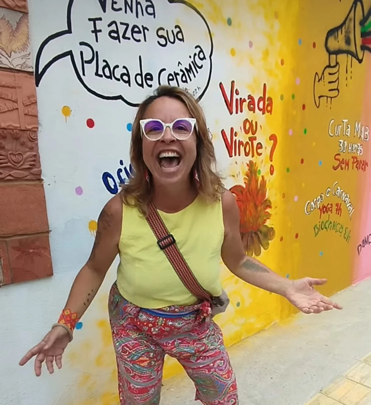 Brenda Medeiros Jornalista e produtora cultural, é a idealizadora do BaZá RoZê, feira artística feminista de Salvador que celebra o empreendedorismo feminino em arte, moda e gastronomia. Desde 2018, já conduziu cerca de 40 edições, ocupando espaços emblemáticos com visibilidade, networking e valorização das mulheres na cena cultural soteropolitana. por REPRODUÇÃO