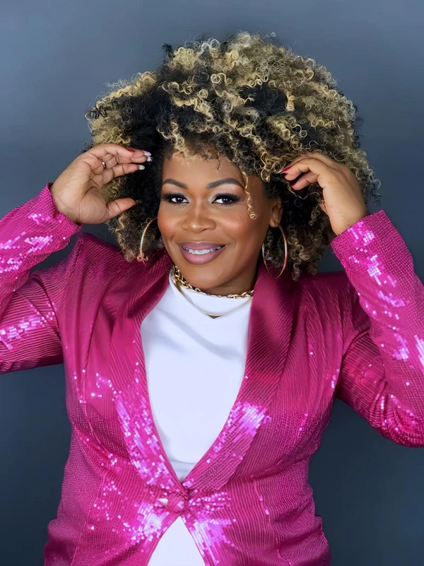 Carla Santana  É empreendedora baiana e proprietária do Salão Beleza Negra, em Salvador, espaço que celebra e valoriza a beleza afrocentrada. Com trabalho dedicado ao cuidado capilar e à estética voltada para mulheres negras, o salão se tornou ponto de referência na cidade, fortalecendo autoestima, identidade cultural e a presença de profissionais negros no setor. por REPRODUÇÃO