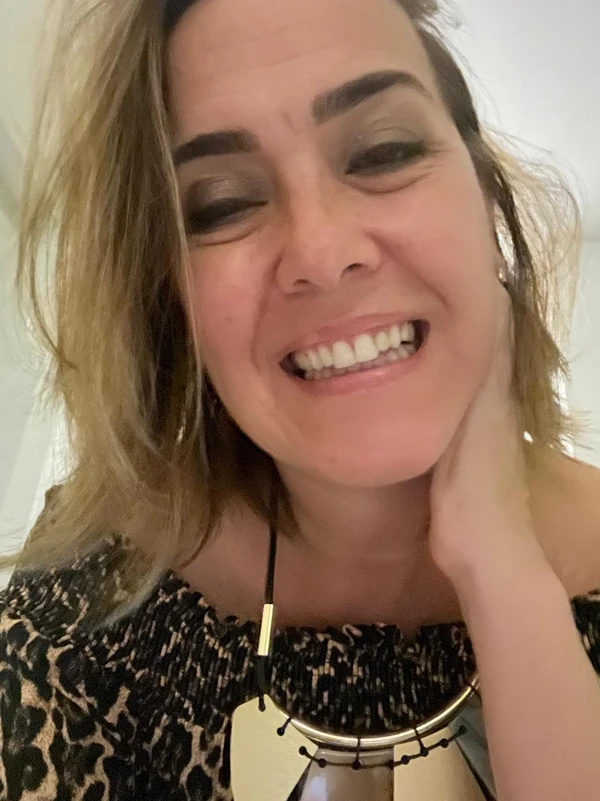 Carol Azevedo É bióloga formada pela UFBA e mestre em Desenvolvimento Sustentável. Sua trajetória une ciência, arte e justiça ambiental. Atuou em projetos no Panamá, no Peru e em comunidades quilombolas do Recôncavo. Hoje desenvolve iniciativas de água potável e agroecologia na África, fortalecendo mulheres e construindo futuros com dignidade. por REPRODUÇÃO