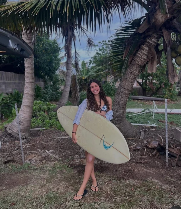 Catarina Lorenzo  É surfista e ativista baiana de Salvador que, em sua trajetória no surfe, se tornou a mulher mais jovem da América do Sul a surfar em Jaws, uma das ondas gigantes mais desafiadoras do mundo. Além de competir e crescer nas ondas, ela une sua paixão pelo mar ao ativismo em defesa do meio ambiente e do futuro dos oceanos. por REPRODUÇÃO