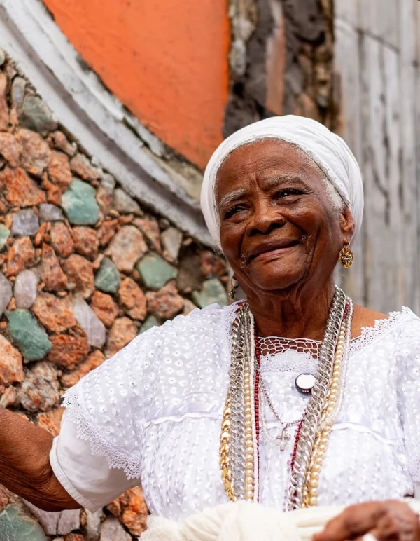 Dona Dalva Dalva Damiana de Freitas é uma das maiores referências do samba de roda da Bahia. Mestra e guardiã da tradição no Recôncavo, dedica décadas à preservação dessa expressão cultural reconhecida como patrimônio brasileiro. Em 2025, participou do projeto “Corpo, Samba e Ancestralidade” em eventos, reafirmando a força das mulheres na tradição. por REPRODUÇÃO