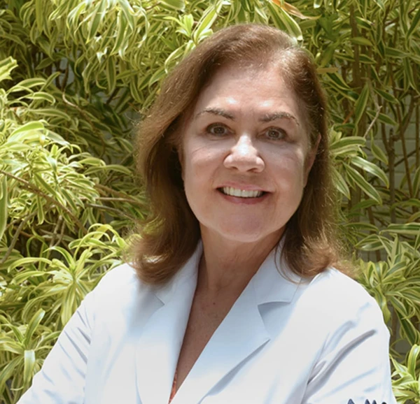 Eliane Flores Ginecologista obstetra e professora, atua com dedicação há décadas cuidando da saúde de mulheres e gestantes. Formada pela UFBA e mestre em Medicina e Saúde Humana, desenvolve pesquisas sobre gravidez, fatores de risco e mortalidade materna, além de atuar em consultório particular e na Universidade do Estado da Bahia. por REPRODUÇÃO