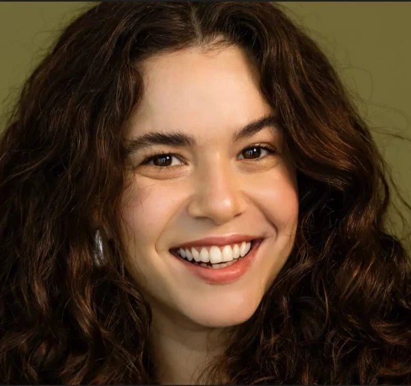 Goka Maciel É atriz e criadora de conteúdo baiana que une performance, humor e cultura nos palcos e nas redes. Formada em geologia e pós-graduada em artes performáticas, transformou sua carreira artística em presença digital influente. Em 2025, mobilizou debates culturais ao defender o reconhecimento das letras de Edson Gomes na Academia Brasileira de Letras. por REPRODUÇÃO