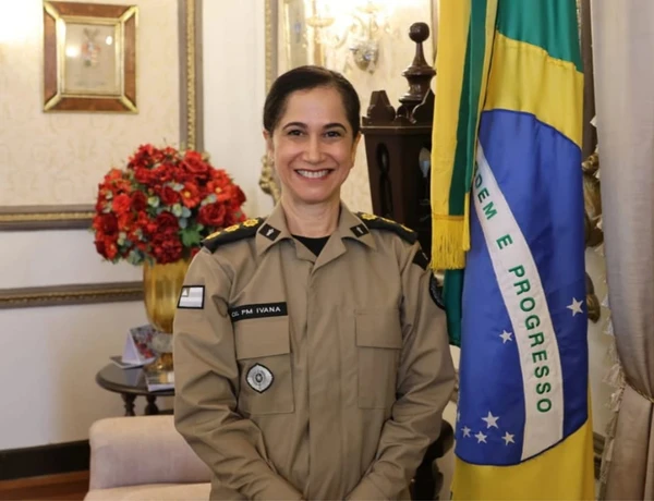 Ivana Teixeira Andrade  Entrou para a história ao se tornar, em fevereiro deste ano, a primeira mulher promovida ao posto de coronel da Polícia Militar da Bahia em mais de 200 anos da corporação. Oficial da área de saúde, com mais de três décadas de serviço, rompeu uma barreira simbólica nas forças de segurança e abriu caminho para outras mulheres chegarem ao topo. por REPRODUÇÃO