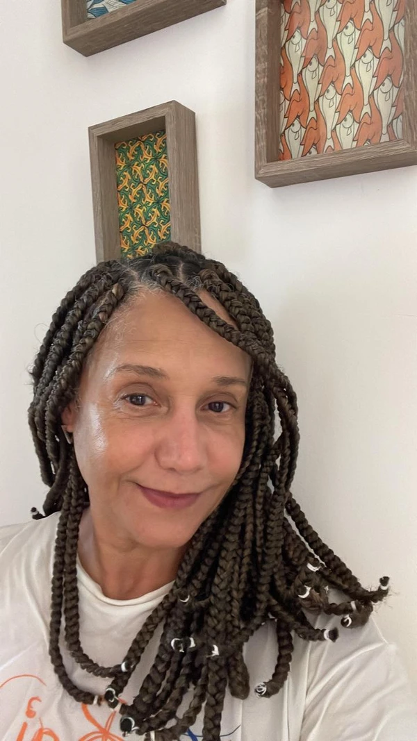 Leila Gomes É bailarina, coreógrafa e produtora de dança baiana que há anos movimenta a cena artística da Bahia com seu trabalho criativo. À frente de grupos como a Cia do Meio, ela cria espetáculos e projetos que mesclam dança, teatro e performance, abrindo espaço para diferentes corpos e linguagens no campo da dança contemporânea. por REPRODUÇÃO