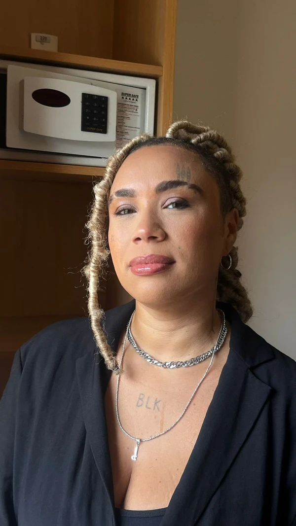 Livia Suarez Empreendedora criativa é fundadora da Bicipreta e cofundadora da La Frida Bike. Aos 37 anos, é referência nacional nas áreas de inovação, criação e tecnologia, sendo responsável pela criação do primeiro capacete desenvolvido para pessoas negras no Brasil. Com mais de uma década de atuação, lidera projetos nos setores público, privado e coletivo. por REPRODUÇÃO