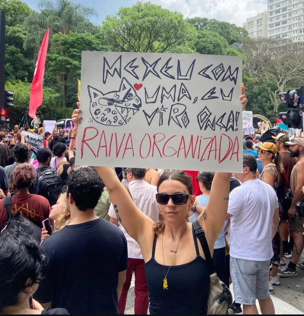 Malfeitona Helen Fernandes é tatuadora e artista baiana de Salvador que popularizou um estilo único de tatuagem - as chamadas “tatuagens peba”, com traços simples e autorais que geram diálogo sobre estética e arte na pele. Seu trabalho original e irreverente foi reconhecido em veículos nacionais e internacionais, levando a tatuagem contemporânea da Bahia a novos públicos. por REPRODUÇÃO