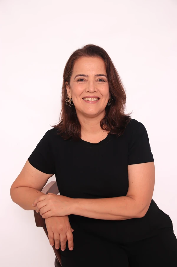 Margot Azevedo Construiu uma trajetória que une arte, gestão e direitos humanos. Bailarina, historiadora e especialista em gestão de pessoas, soma mais de 25 anos criando ambientes de trabalho mais diversos e humanos. Fundadora do projeto Chama Pra Dançar, promove inclusão e impacto social no ambiente organizacional da Bahia. por REPRODUÇÃO