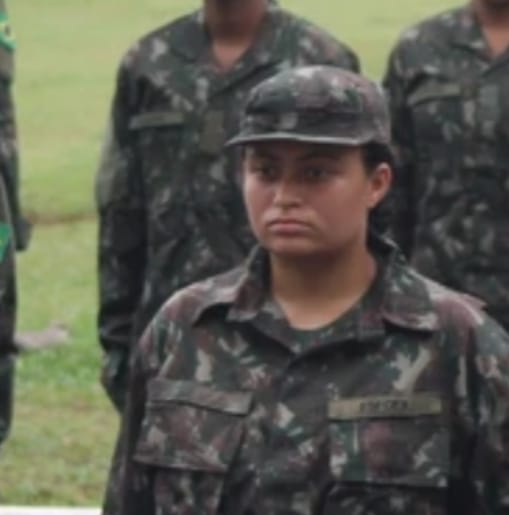 Maria Clara Alcântara É tataraneta dos cangaceiros Corisco e Dadá e entrou para a história ao integrar, neste ano, a primeira turma de voluntárias incorporadas ao serviço militar no Exército Brasileiro na Bahia. Aos 18 anos, foi uma das melhores nos testes de aptidão e representa uma nova geração de mulheres que ampliam espaços tradicionalmente masculinos. por REPRODUÇÃO