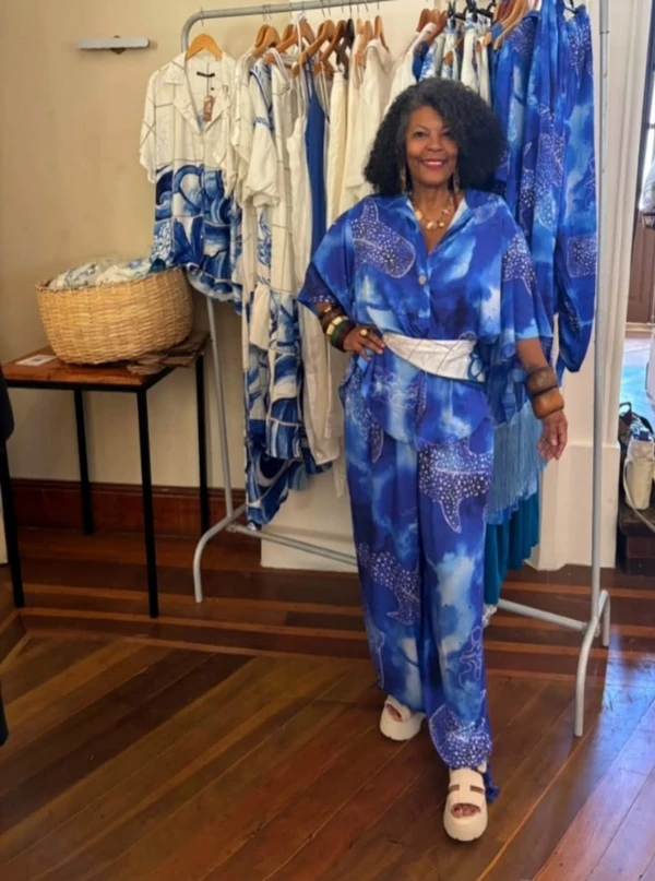 Mônica Sampaio É engenheira e estilista natural de São Félix que foi reconhecida nacionalmente ao integrar a lista Forbes 50 Over 50 em 2025. Com trajetória sólida na engenharia e à frente da marca Santa Resistência, ela une técnica, criatividade e identidade para valorizar a cultura negra brasileira, provando que inovação e ancestralidade podem caminhar juntas. por REPRODUÇÃO